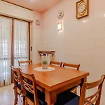 Guesthost - Stylish Retro X6 In Appartement