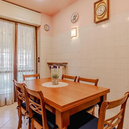 Guesthost - Stylish Retro X6 In Appartement