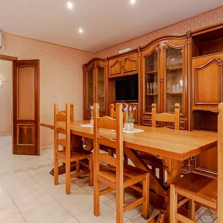 Guesthost - Stylish Retro X6 In Apartman *