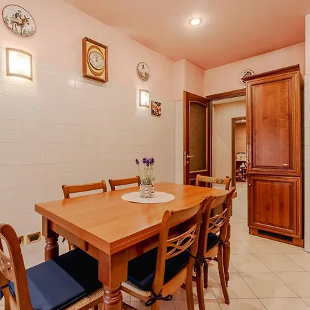 Guesthost - Stylish Retro X6 In Apartman Torino