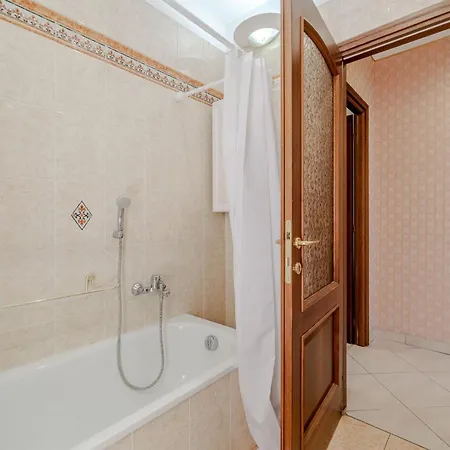 Guesthost - Stylish Retro X6 In Apartman *