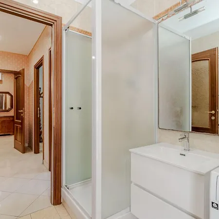 Guesthost - Stylish Retro X6 In Turijn