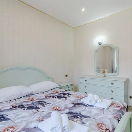 Guesthost - Stylish Retro X6 In Apartment