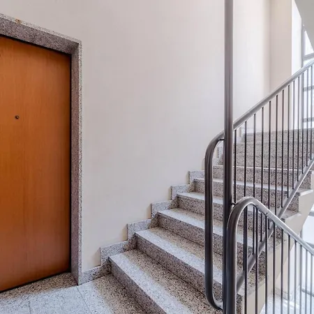 Guesthost - Stylish Retro X6 In