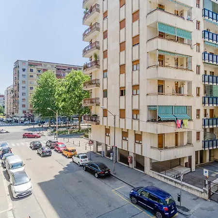 Guesthost - Stylish Retro X6 In Turijn