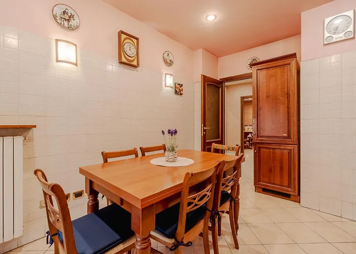Guesthost - Stylish Retro X6 In Apartament Turyn